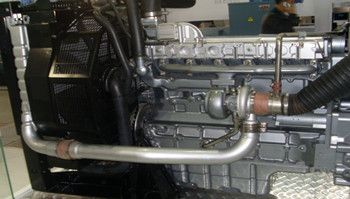 日本小松柴油发电机发动机维修保养