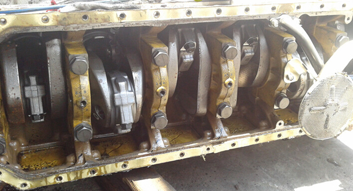 测量三菱S6R柴油发动机、曲轴箱上表面的变形