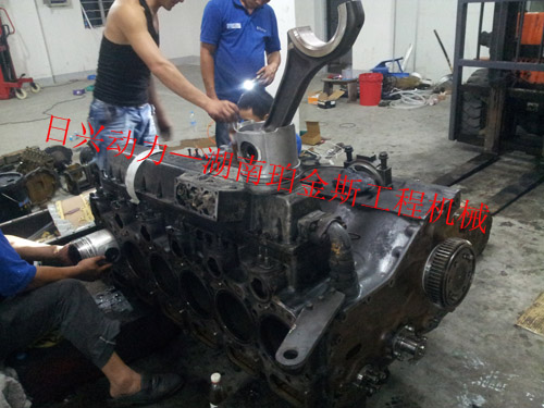 修整三菱S6R柴油发动机曲轴箱的凹槽部分